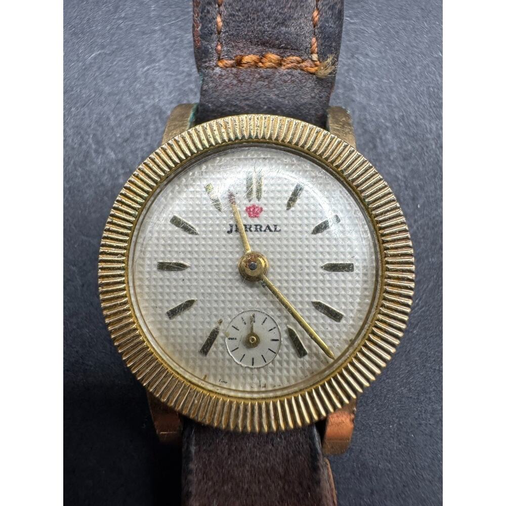 C152 Vintage Jerral Swiss Hilton 17 Jewels Elegant Round Mechanical Watch